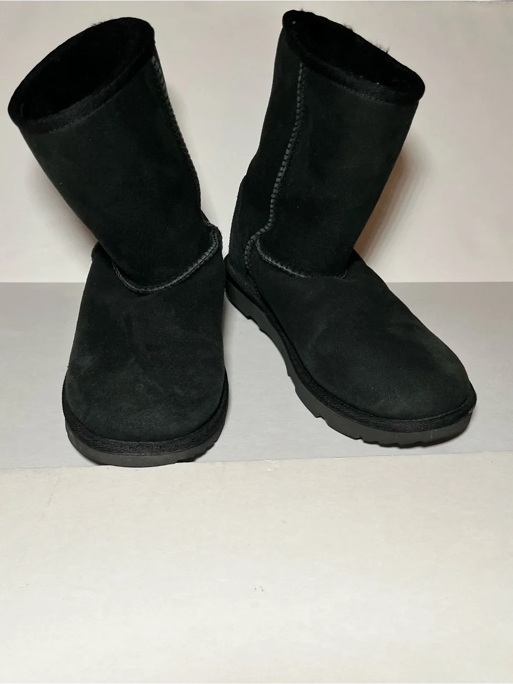 Uggs Classic II Black Short Boots Kids Sz 6~Womens Sz 8~Winter